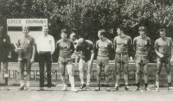 Drużyna piłki ręcznej - rok 1978. Od lewej: Z. Miller - sędzia, M. Parada - kapitan, Z. Janas - bramkarz, M. Ołownia, L. Gruszczyński, M. Rybak, I. Olczyk, A. Turbas, P. Abramczyk
