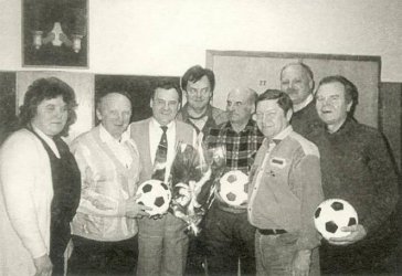 Wielki sponsor piłki nożnej w K.S. PILICA Kazimierz Macuda (trzeci z lewej) w otoczeniu zarządu i administracji Klubu. 