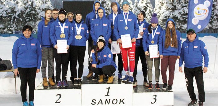 Panczeniści tomaszowskiej Pilicy z medalami po zawodach w Sanoku z trenerami Jolantą (od lewej) i Wiesławem Kmiecikami